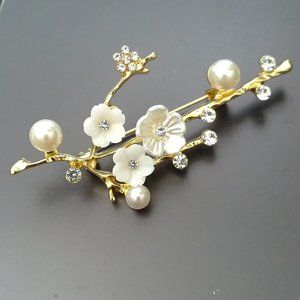 NEW Elegant Flower Brooch Faux Pearl Rhinestones Gold tone Metal Classy Stylish
